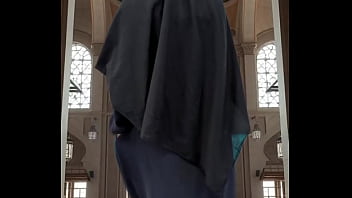 Menggoda Dalam Balutan Abaya Dan Hijab