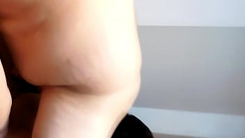 Tidak Ada Acara Seru Di Tv, Jadi Aku Sanggupi Tukang Ledeng Dan Teman Suamiku, Kami Berdua Puaskan Nafsu