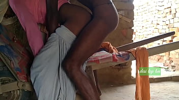 भाभी की तड़पती चूत की प्यास देवर के लंड से बुझी और उसका लंड पकड़कर बाहर से ही घर में चोदा