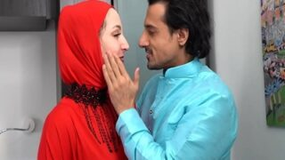 Istri Berjilbab Dihajar Kekasihnya Di Depan Suami Yang Tak Berdaya