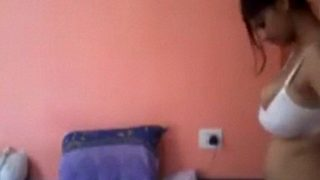 Video Desi Bertubuh Seksi Dan Berisi Melepas Gaunnya