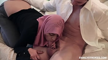 Putri Tiri Arab Berhijab Menggoda Ayah Tirinya – Ella Knox