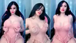 Alondra Pakai Dalaman Tembus Pandang, Payudara Besarnya Menggoda