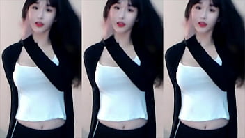 Cô Gái Trung Quốc Khoe Vòng Một Nảy Sóng Trên Tàu Lượn Siêu Tốc
