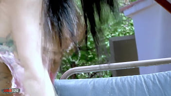Gadis Arab Cokelat Muda Damaris Menggoyang Dan Menanggalkan Pakaian Di Tepi Kolam