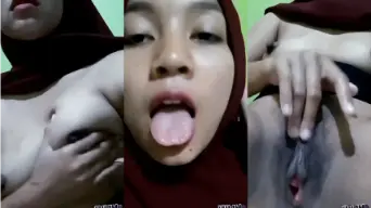 Gadis Berjilbab Pamer Payudara Dan Masturbasi