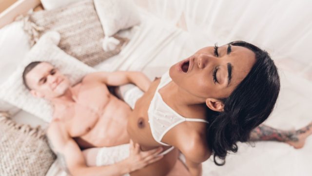 Gairah Membara – Bercinta Liar Dengan Remaja Seksi Yang Menggoda