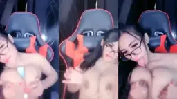 Guru Ezzha, Payudara Besar Dan Ganas Yang Menggoda