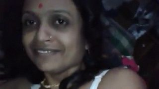 Mengisap Puting Payudara Dengan Penuh Gairah Dalam Adegan Panas Lokal India