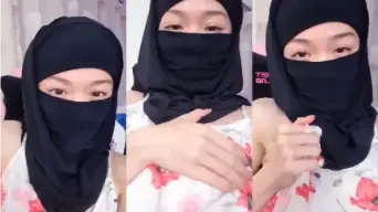 Ukhtie Bergoyang Dalam Daster Putih, Menggoda Dengan Goyangan Payudara Yang Menggairahkan