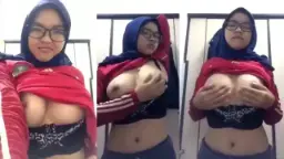 Video Cewek Berjilbab Tapi Telanjang Pakai Kacamata, Remas Payudara Besar