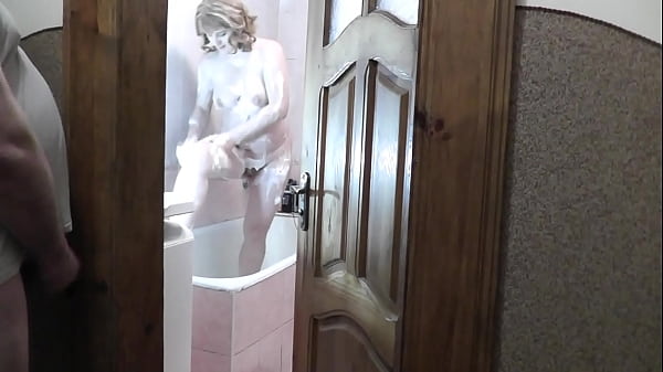 Putri Tiri Mandi, Ayah Tiri Mengintip, Merangsang Diri Dan Memancarkan Hasrat Di Balik Pintu Kamar Mandi.