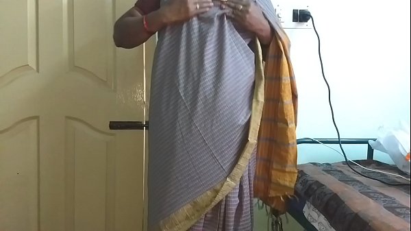 Wanita India Berdarah Panas, Vanitha, Mengenakan Sari Abu-abu Menggoda, Memperlihatkan Payudara Besar Dan Memamerkan Kemaluan Mulusnya, Meremas Payudara Dan Menggosok Klitoris Dengan Nafsu Liar