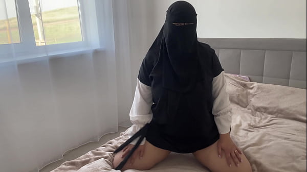 Arab Zalifah Tanpa Celana Dalam Terangsang Saat Bersih-bersih Dan Memperlihatkan Lubangnya Yang Sudah Dicukur