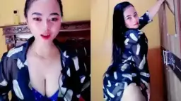 Inong Menggoda, Buah Dada Bergoyang Dalam Beha Biru Yang Menggigit
