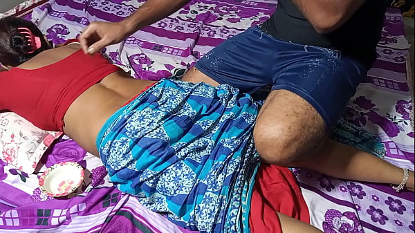दोस्त की गर्म माँ ने मालिश के बहाने से चुदाई की रसीली चूत – जोरदार हिंदी आवाज में