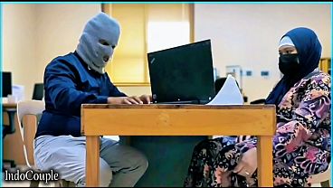 Istri Berhijab Yang Nakal Menggoda Kolega Kantor, Sekretaris Genit Itu Lagi Asyik Memuaskan Nafsunya Dengan Vibrator Kesayangan.