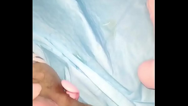 Gadis Tionghoa Merangsang Diri Hingga Memuncak, Lubang-lubangnya Terisi Penuh Dan Mengalir Deras