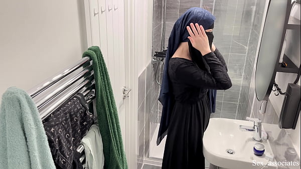 Astaga, Baru Tahu Gadis Arab Bisa Sejago Itu. Aku Lihat Cewek Muslim Berhijab Lagi Asyik Memuaskan Diri Di Kamar Mandi.