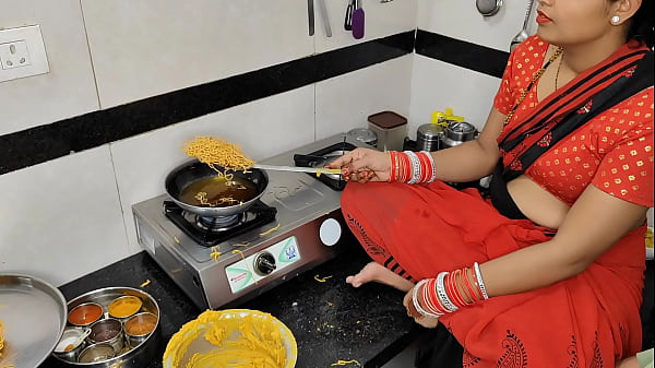 दिवाली की रात कोमल के नमकीन बनाते समय देवर ने भाभी को चटोरा प्यार दिखाया