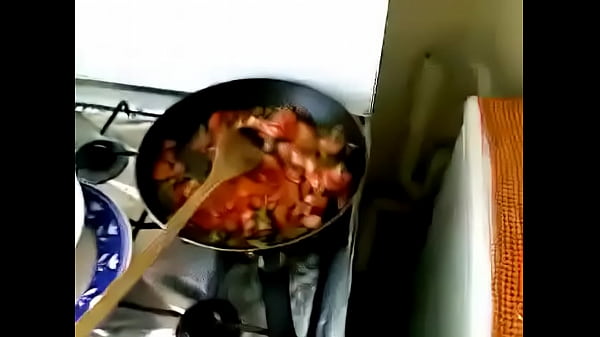 Bhabhi Panas Ngesot Sambil Masak Di Dapur
