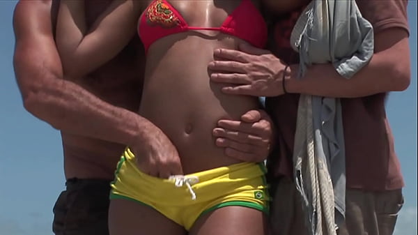 Tiga Badan Bergelora Di Pantai Dengan Mama Afrika Yang Menggoda