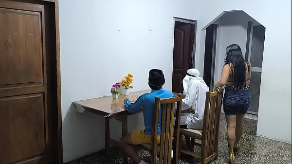 Seorang Latino Dan Sahabat Arabnya Berkunjung Bisnis Ke Kolombia! Si Latino Yang Bergairah Menggila Meniduri Pelayan Yang Melayani Mereka.