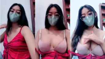 Yasmine Buka Rahasia Payudara Mulusnya Secara Live