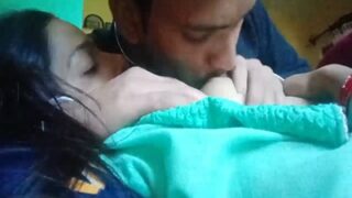 Jilatan Liar Di Payudara Istri Desi Teman Yang Menggairahkan