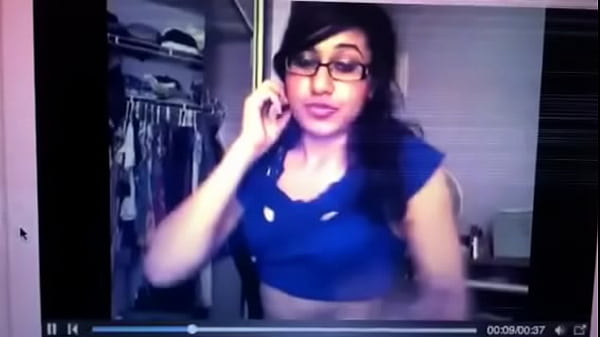 Pacar India Menggoda Dan Menggoyangkan Tubuhnya Dengan Sensual