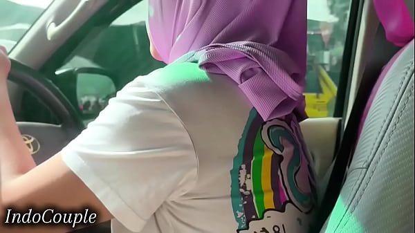 Istri Berhijab Di Jakarta Terekam Video Mesum Saat Nyetir Dan Mengisap Kontol Pacarnya