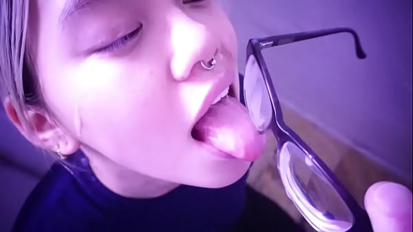 Gadis Asia Nakal Menunggu Tuannya; Dia Menjilat Cairan Di Kacamatanya. Video Lengkap Di Sabelarsene.com
