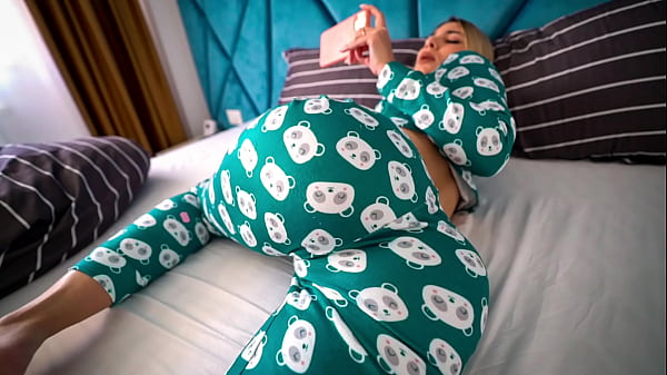 Kakak Tiri Ketahuan Nonton Film Porno, Lalu Kubantu Sampai Klimaks Dan Merengek Minta Dikasih Penuh Di Dalam
