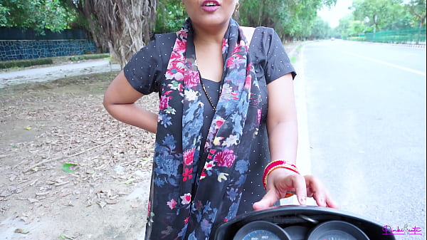 Bhabhi Mesum India Melayani Klien Di Pinggir Jalan, Dientot Keras Doggystyle Dengan Suara Erang Hindi.
