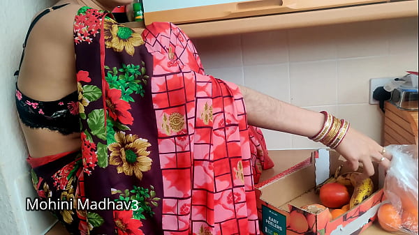 भारतीय देसी फल बेचने वाली गर्म औरत ने ग्राहक से सौदेबाजी करते हुए ज़बरदस्त चुदाई की हिंदी ऑडियो
