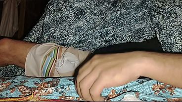 Malam Ini, Ibu Tiri Kerjaku Bikin Nagih—kumasukkan Dua Jari Ke Dalam Celahnya Sampai Airnya Muncrat Deras.