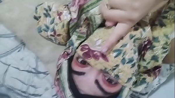 Istri Arab Berjilbab Mesum Masturbasi Semburkan Memek Basah Orgasme Saat Suami Salat Di Ruang Lain