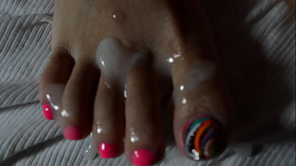 Mengecupi Kaki Seksi Istri Asia Yang Menggoda
