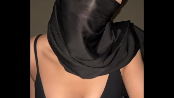 Bokep Arab Muslim Hijab Montok Banget, Susu Gede Goyang-goyang Bikin Makin Tegang.