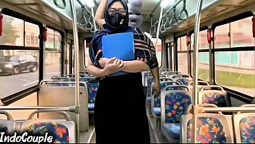 Istri Muslim Pulang Kampus Sendirian Di Bis, Langsung Digaruk Orang Asing Sambil Hijabnya Disobek.
