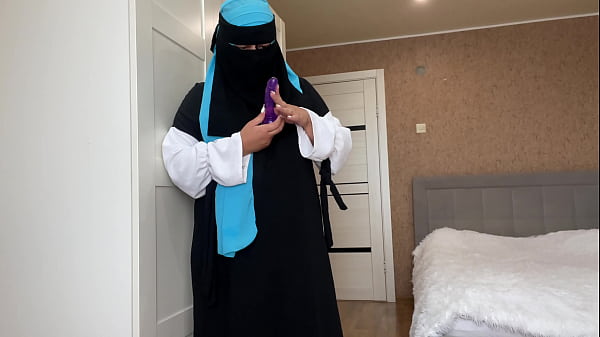 Istri Arab Berhijab Menemukan Mainan Seks Saat Bersih-bersih Dan Jadi Bergairah