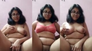 Cewek Chashmish Toket Gede Remes-remes Tetek Sambil Colokin Jari