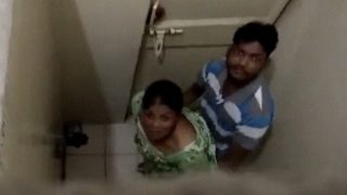 Desi Cowok Ketahuan Ngewe Randi Di Toilet.