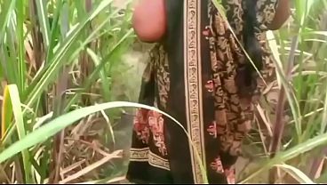 Ibu Dan Anak Tiri Ngewe Di Luar Rumah Kampung, Basah Kena Tanah.