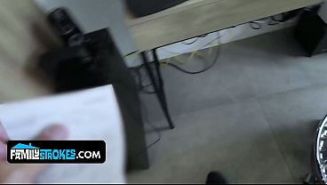 Anak Tiri Cewek Latin Goyangin Tubuh Mulusnya Biar Bapak Tiri Klepek-klepek.