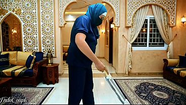 Pelayan Rumah Tangga Indonesia Berhijab Disuruh Isap Kontol Majikan Dan Telan Air Mani.
