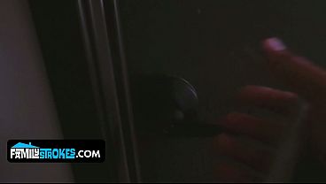 Montoknya Mbak Tiri Layla London Biarin Adik Tiri Ngewe Memek Sempitnya