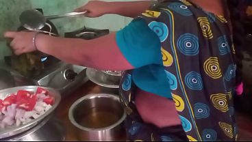 Ibu Rumah Tangga India Masak Seks Bareng Pacar Di Dapur.