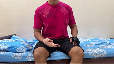 Ibu Tiri Bantu Anak Tiri Yang Luka Mandi, Godain Dia, Akhirnya Nyepong Kontolnya Sebelum Digenjot Keras.