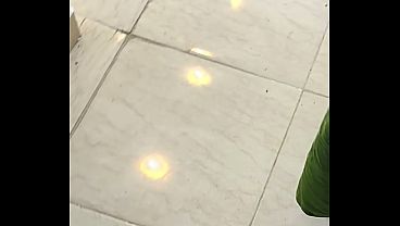 سباك وصاحبه ينيكوا شرموطة مصرية جامدة في بيتها، كلام هيج وصوت واضح وجسم ملبن